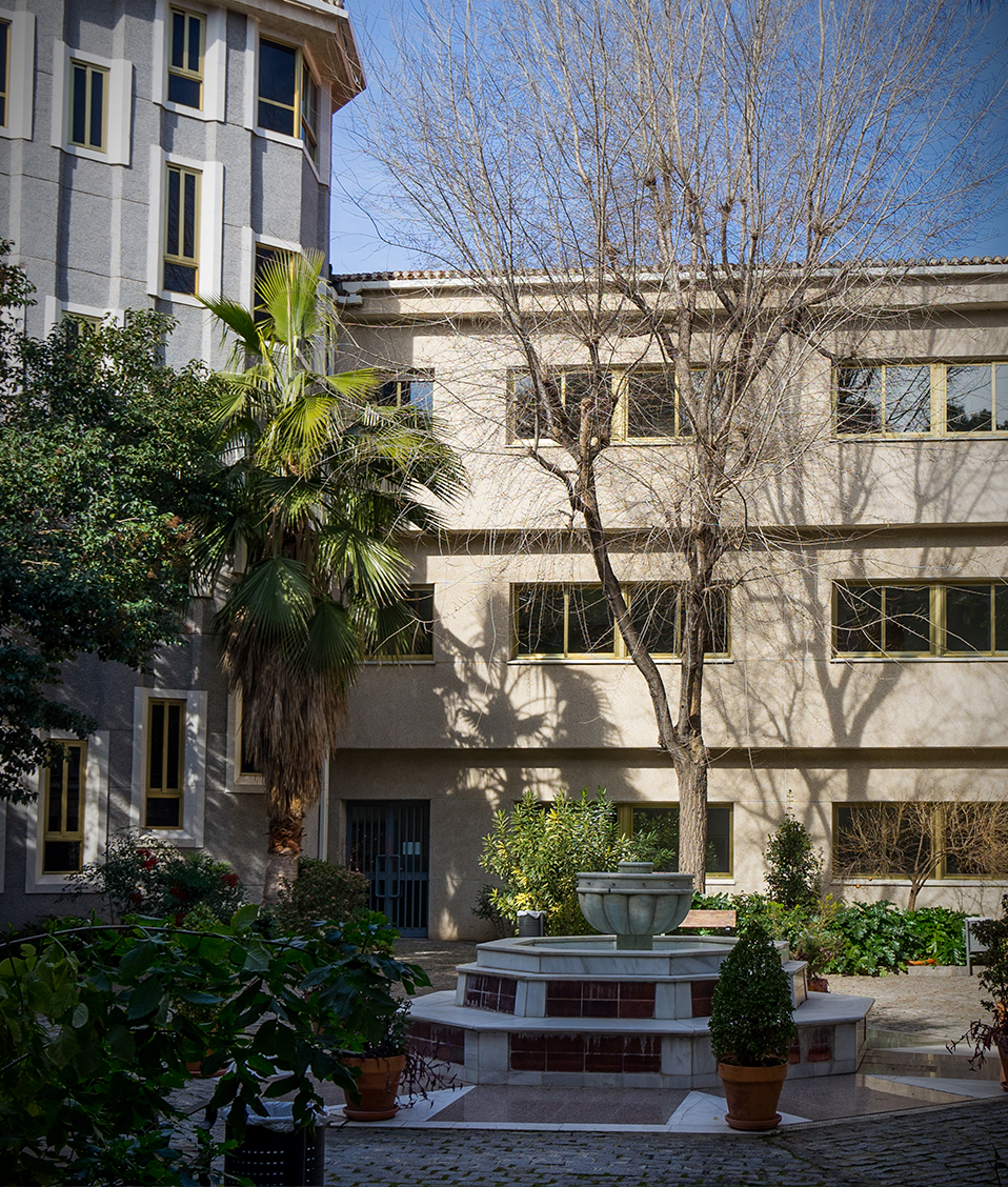 Patio con fuente en la Facultad de Trabajo Social Universidad de Granada