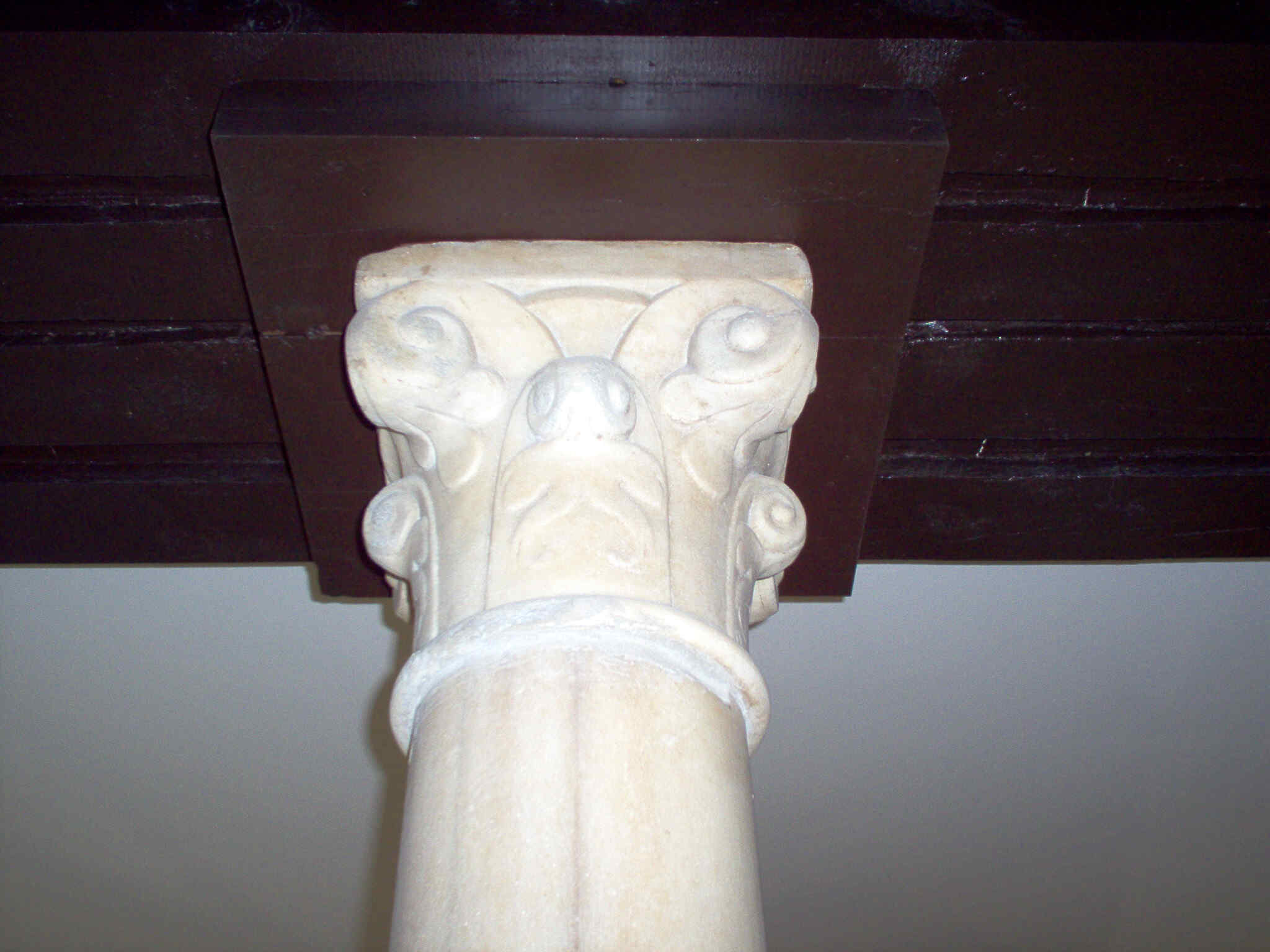 Edificio Buensuceso - Capitel columna de mármol