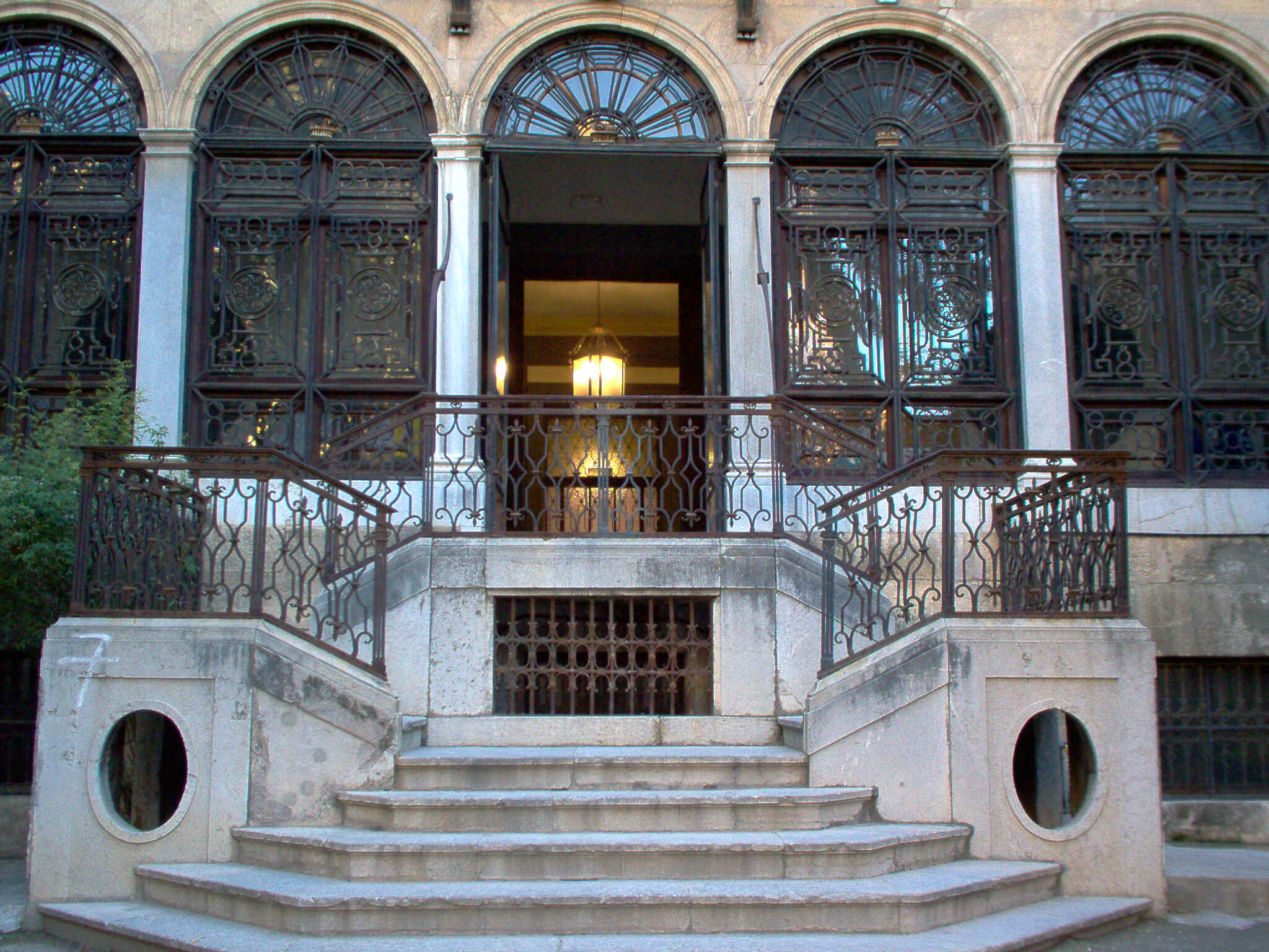Palacio de las Columnas - escalera salida al jardín